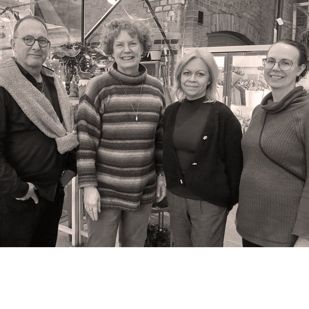 Fotografi på arrangörsgruppen. Fyra personer står på rad.